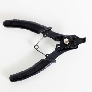 Plier for installing pinless peeper